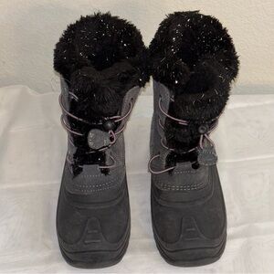 Totes Quilted Gray and Black Snowflake Design